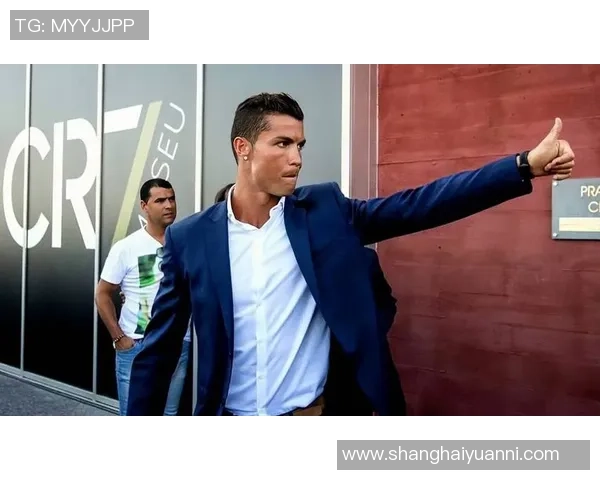 足球巨星带领球队逆袭夺冠 展现无与伦比的领袖风范和绝佳技艺